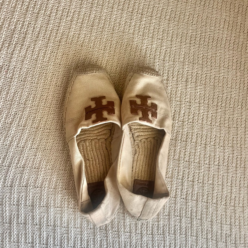 Used a couple times! no rips, good condition. Tory burch summer shoes Size 6